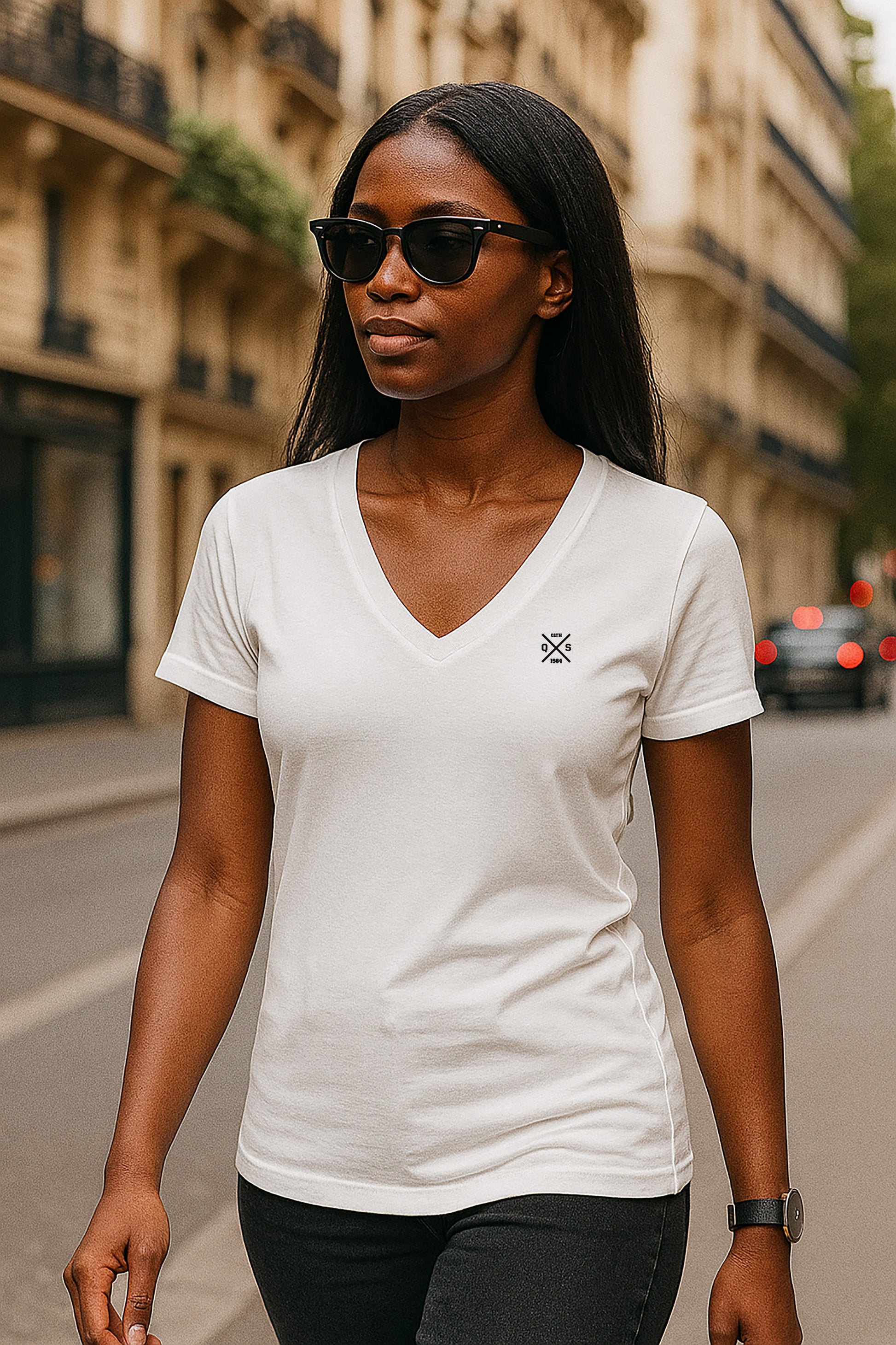 T-SHIRT COL V EMBLÉMATIQUE