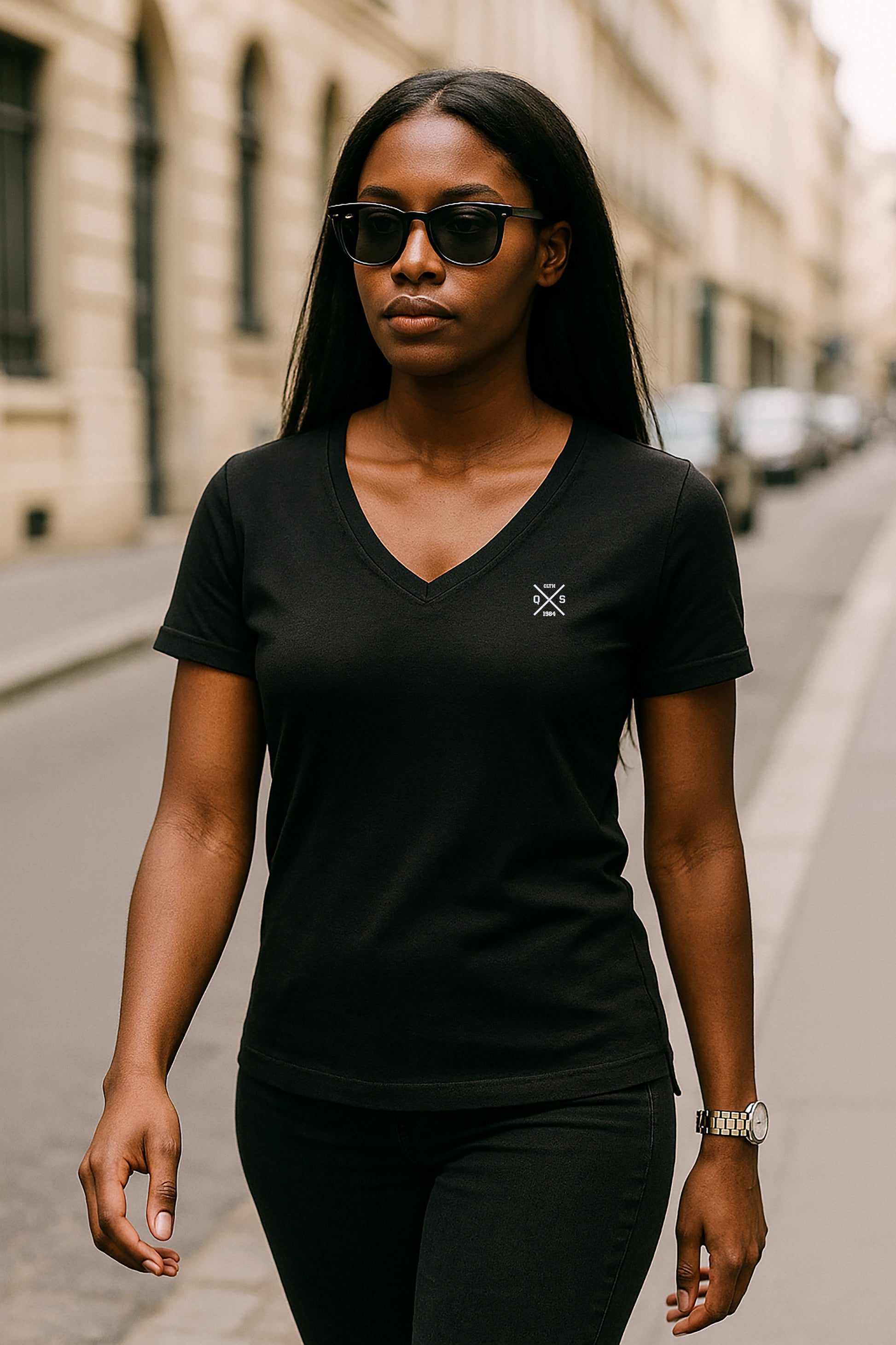 T-SHIRT COL V EMBLÉMATIQUE